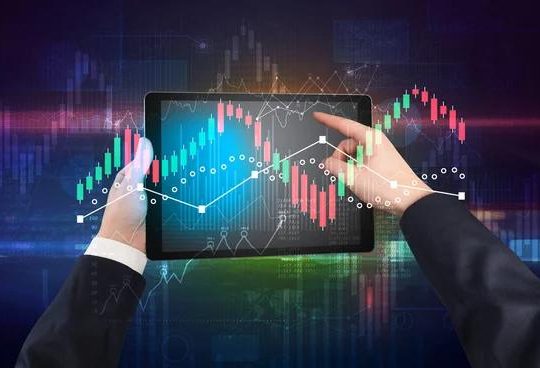 How can Romanian users access social trading on Pocket Option?